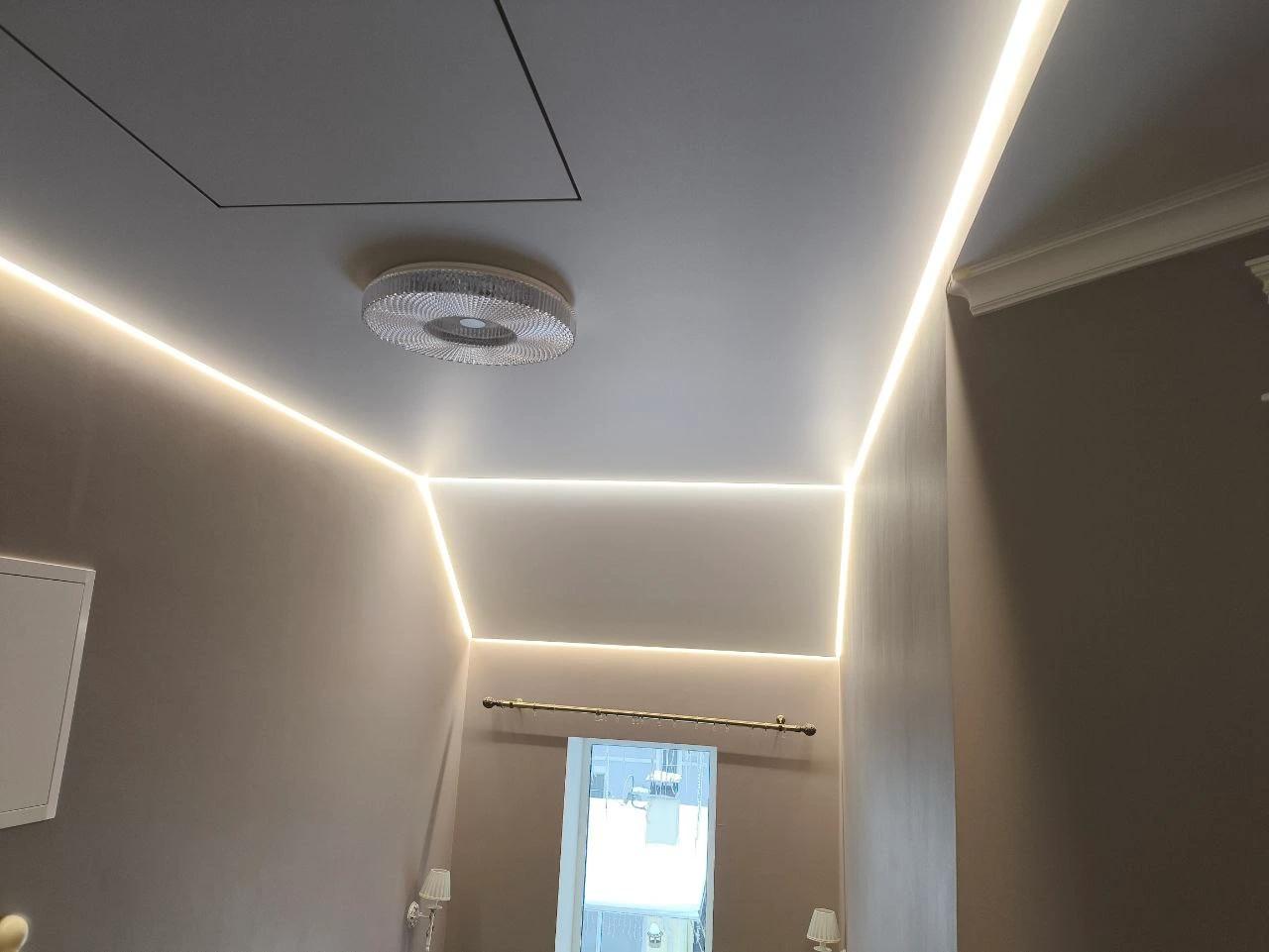 Лестничный пролёт в доме в КП "Лесной" — натяжной потолок 16 м² Дом