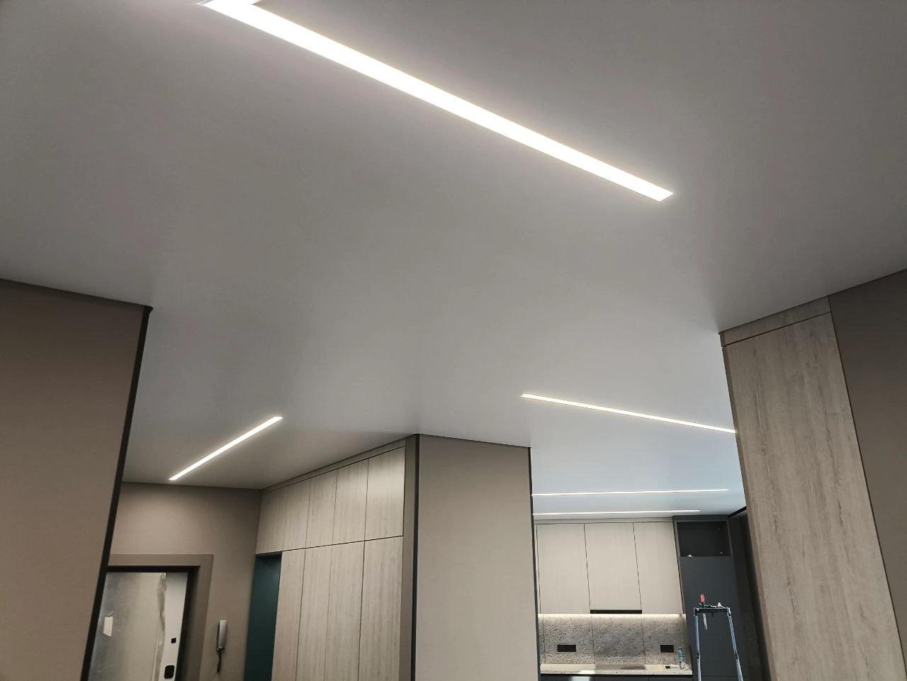 Прихожая, холл и кухня-гостиная — натяжной потолок 40 м² Квартира