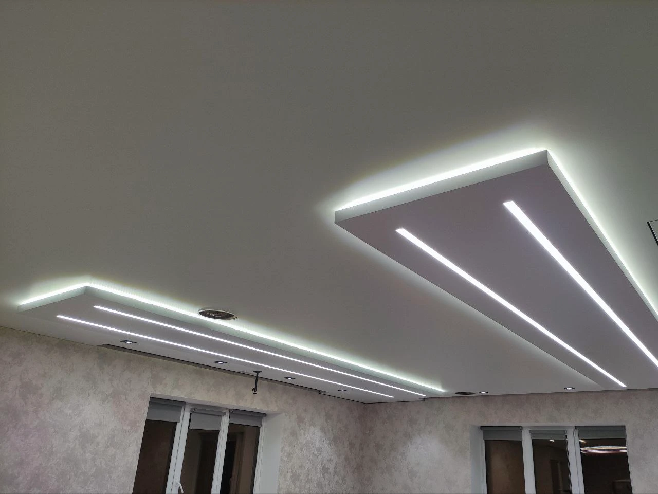 Многоуровневые натяжные потолки — фото 1